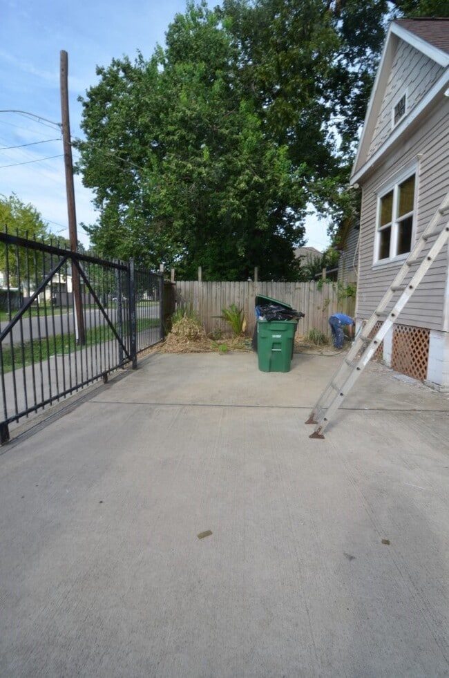 Building Photo - 702 Paschall St