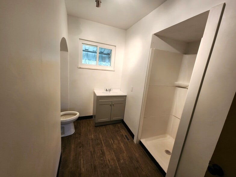 Main Level Bath (1) - 1404 Chamberlain Ave