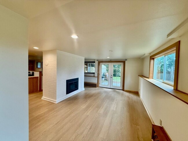 Building Photo - Brand New 1 bed, 1 bath with Den In Lynnwood $2350/mo.