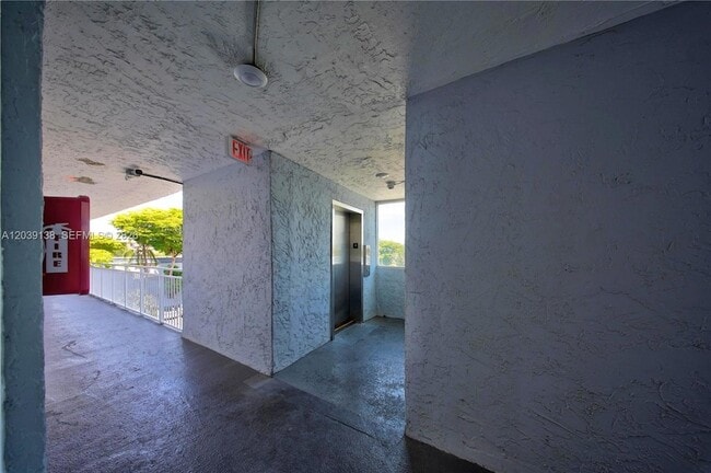 Building Photo - 9351 Fontainebleau Blvd
