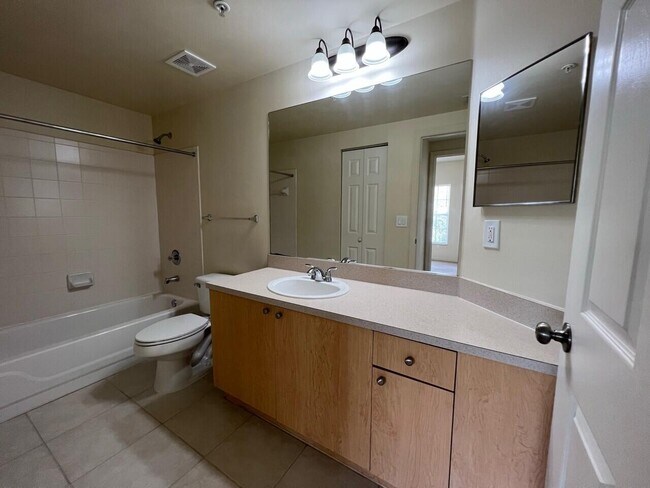 Building Photo - 5016 Lantana Rd
