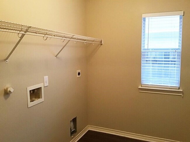 Building Photo - 2218 Shady Pine Dr