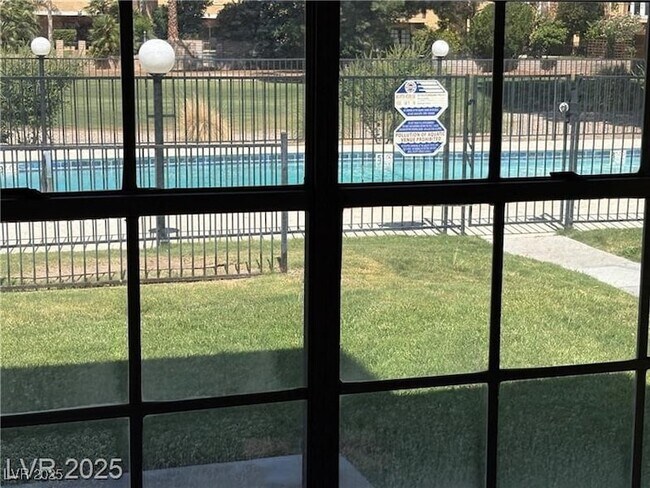 Building Photo - 2963 Pinehurst Dr