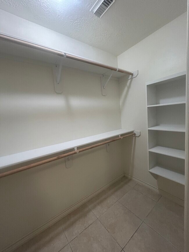 Building Photo - 17235 Glenpatti Dr