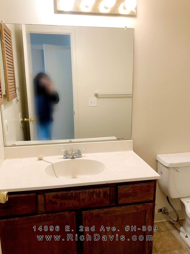 Building Photo - 2 bed, 2 bath with washer/dryer hookup.  Great location off Sable and 2nd Ave.