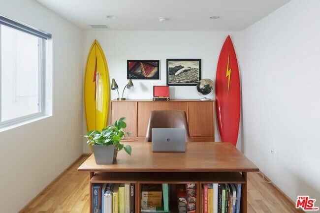 Building Photo - 530 N Larchmont Blvd