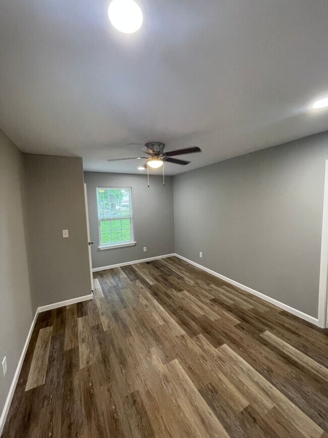 Building Photo - 1005 E Monroe St