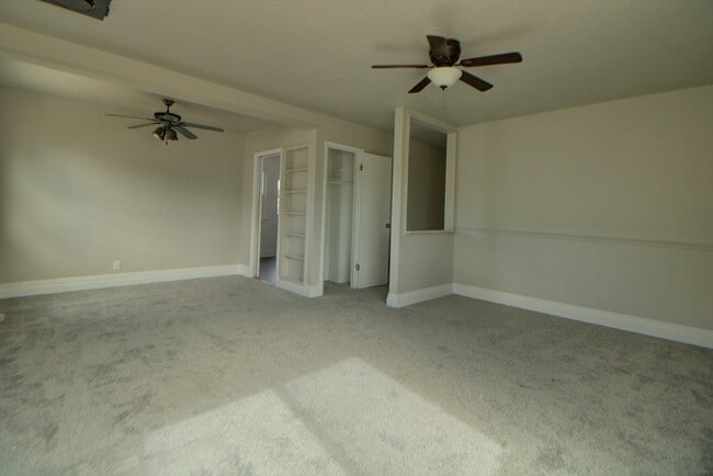 Building Photo - Pet Friendly Kearns Home