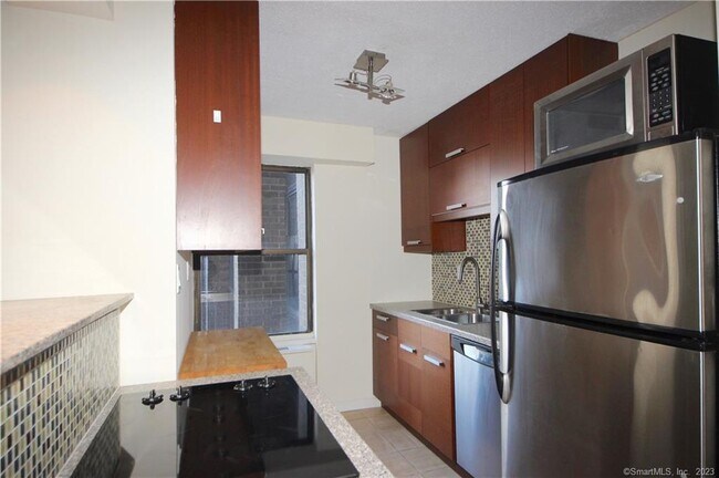 Building Photo - 44 Strawberry Hill Ave