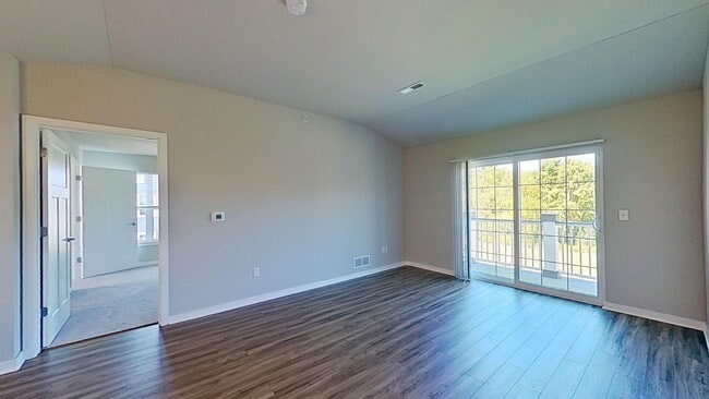 Building Photo - Like New Condo Style Upper 3 Bedroom 2 Bathroom plus Den Apartment is Available