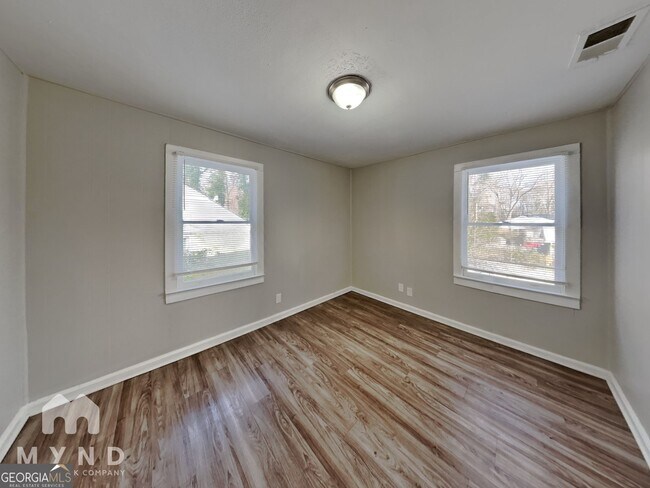 Building Photo - 1825 Oakmont Dr NW