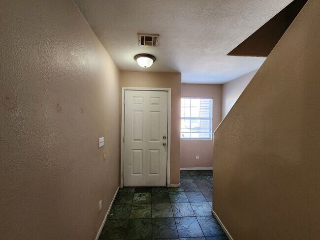Building Photo - Beautiful 3 Bedroom & 2 1/2 Bath Condo.