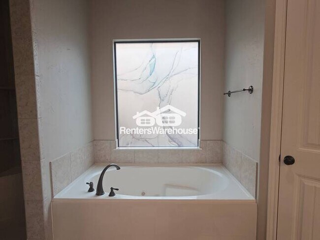 Building Photo - FOR RENT - MOVE IN READY in the highly sou...