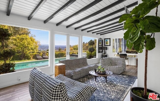 Building Photo - 1514 Sunset Plaza Dr