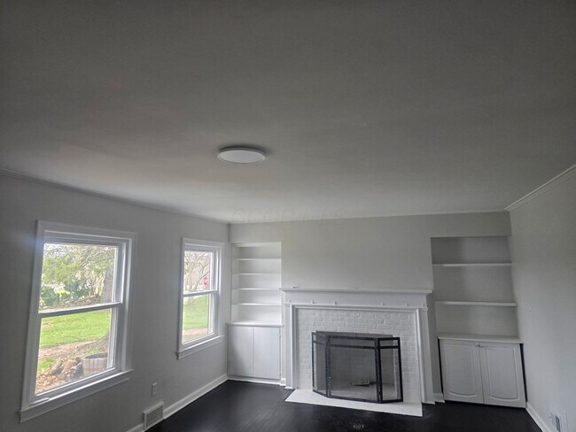 Building Photo - 3950 Riverside Dr
