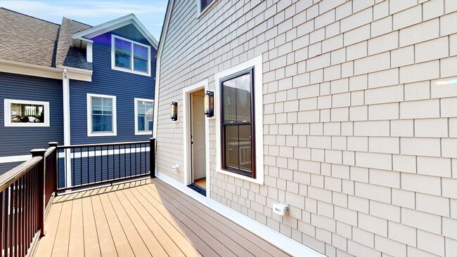 Building Photo - 139 Sycamore St