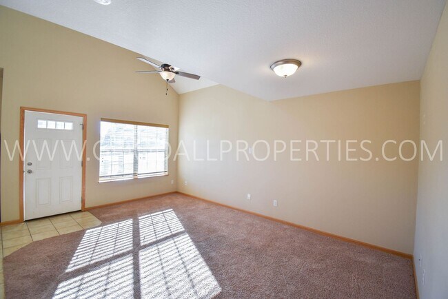 Building Photo - 1.5 Story 3-Bedroom Townhome with First-Fl...