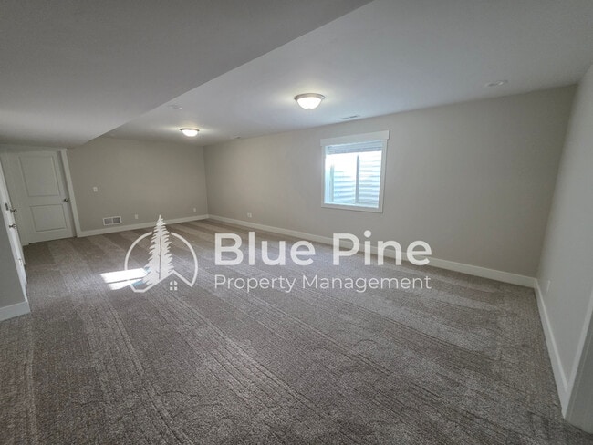 Building Photo - 4589 Blackstone Dr