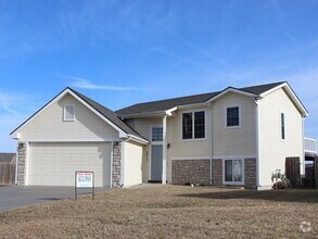 Building Photo - 4 bedroom, 3 bath home on quiet Cul-de-sac...