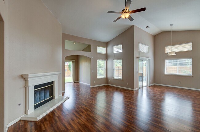 Building Photo - 2898 E Pryor Dr