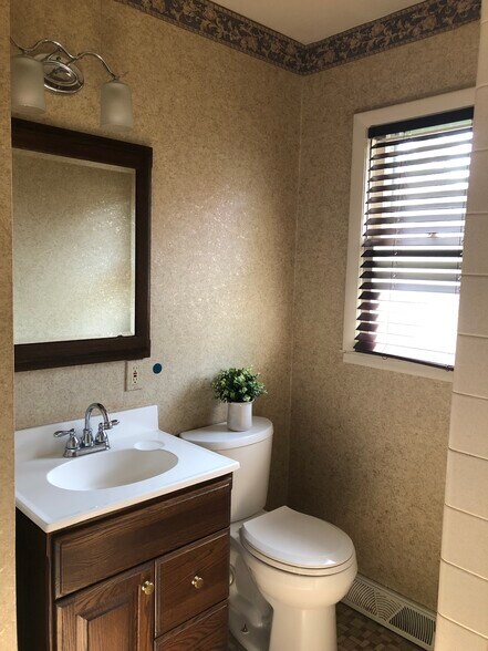 Building Photo - 106 E 2nd St