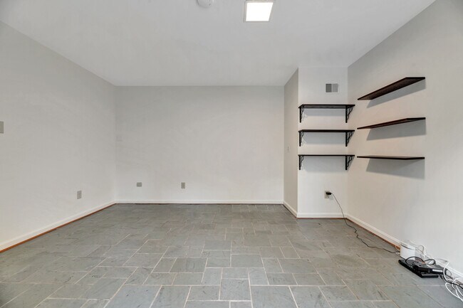 Building Photo - 1053 N George Mason Dr