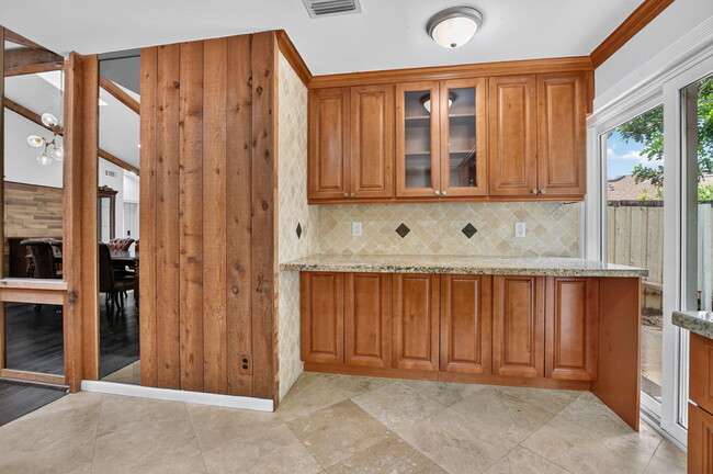 Building Photo - 7813 Kenway Pl W