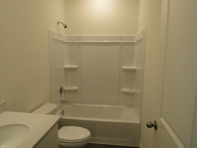 Building Photo - 2300 Plantation Dr