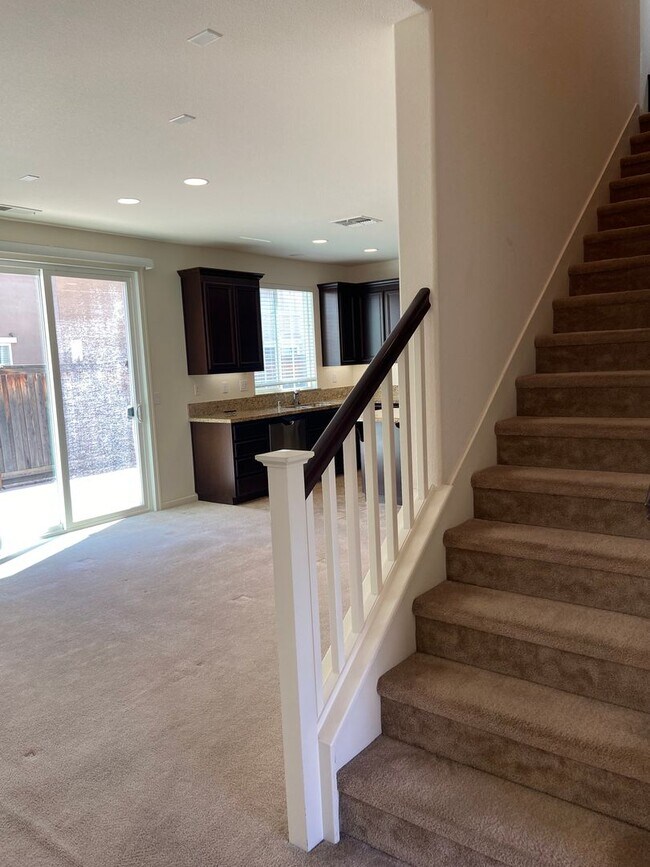 Building Photo - Close to Folsom High School! - 3 Bdrm, 2.5 bath