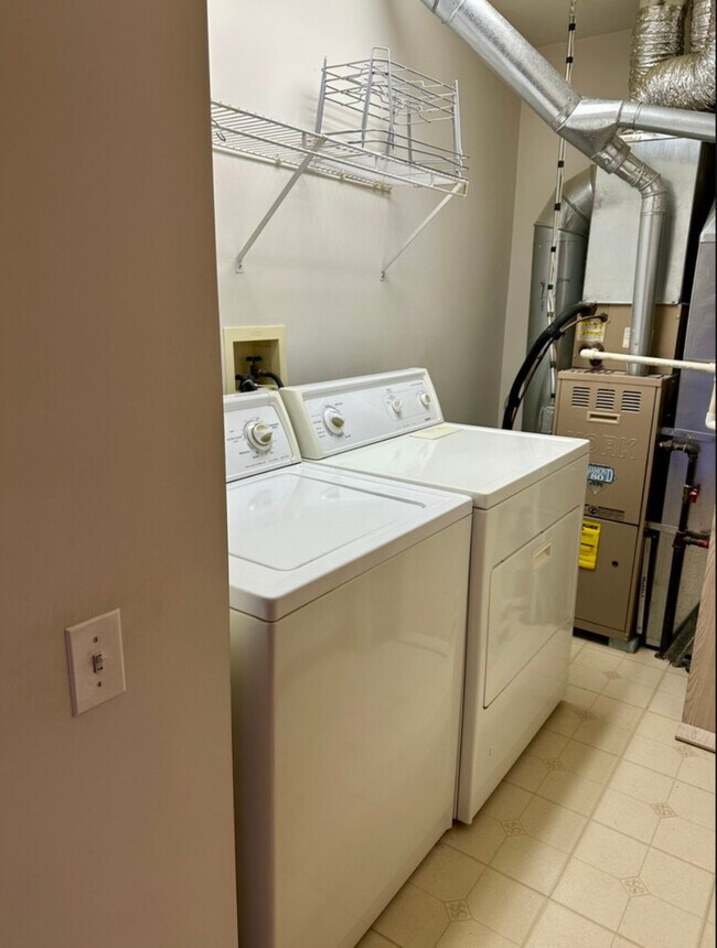 Building Photo - 709 Blossom Ct