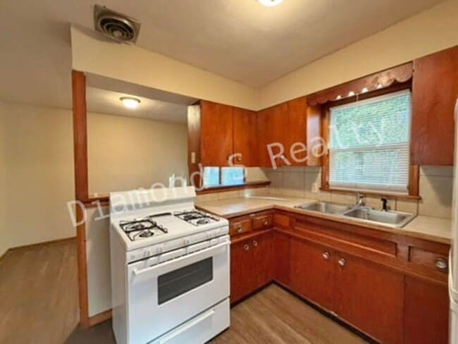 Building Photo - Cute 2 bed/1 bath house with Garage!