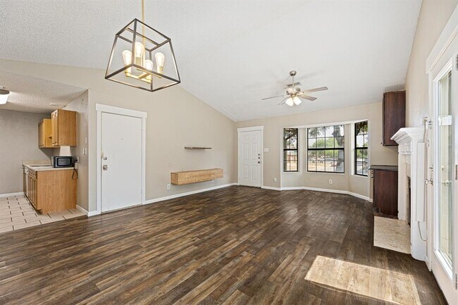 Building Photo - 906 Oleander Ln