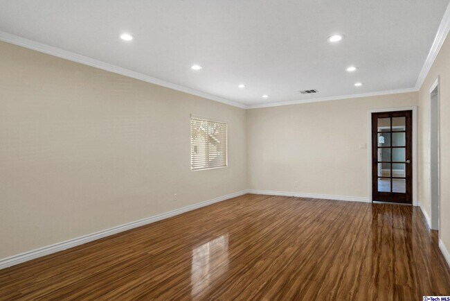 Building Photo - 666 W Lexington Dr