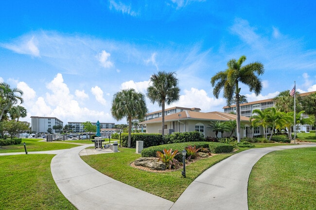 Building Photo - 910 Dogwood Dr