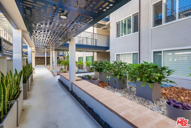 Building Photo - 230 S Catalina Ave