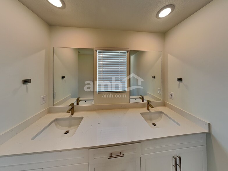 Building Photo - 3571 E Caitlyn St