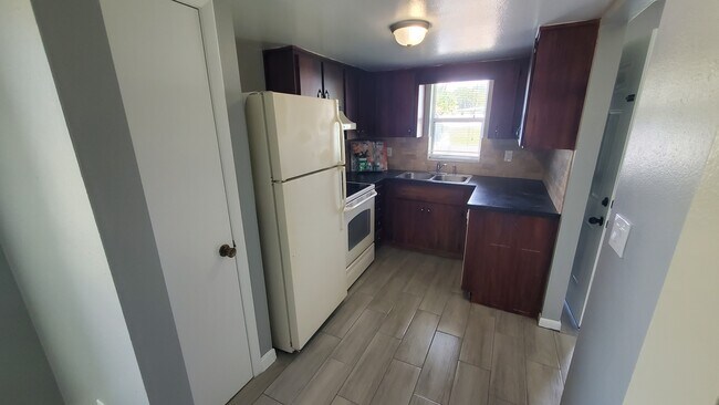 Building Photo - 1711 Lakewood Ave