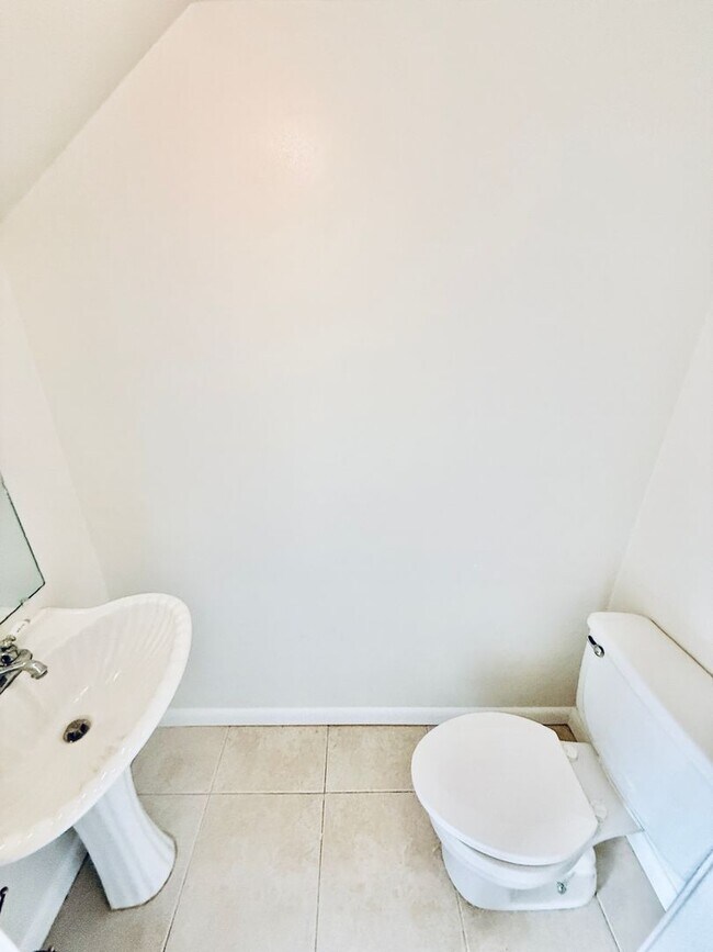 Building Photo - 2 Bed, 2.5 Bath Townhome