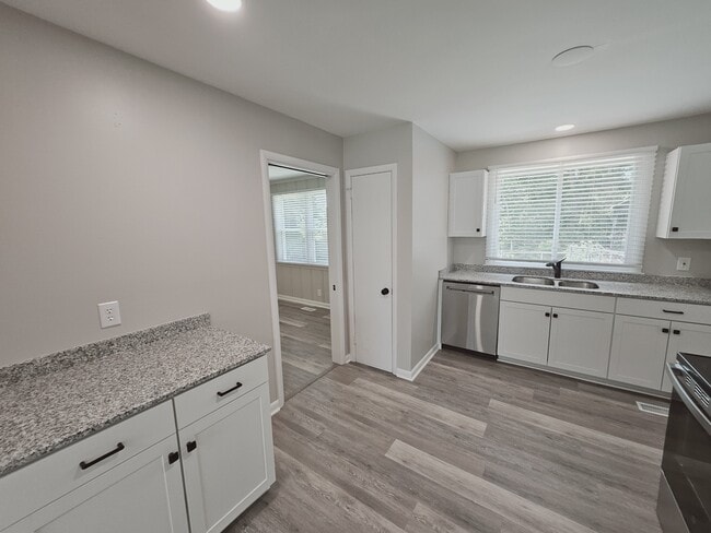 Building Photo - 919 Rexdale Dr