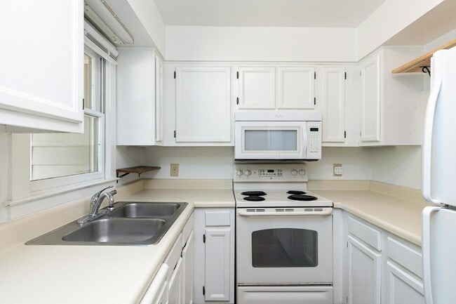 Building Photo - 5541 Kaplan Dr