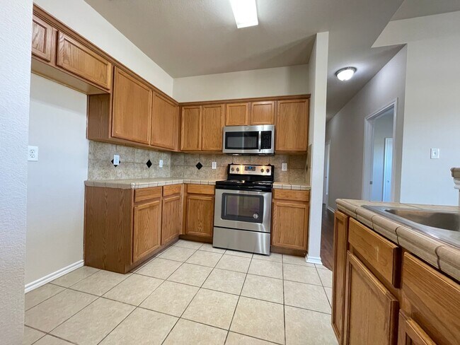 Building Photo - Charming 3/2 Duplex with Garage — No Carpet, Fenced Yard!