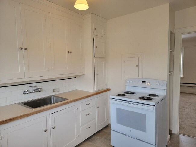 Building Photo - 1 Bedroom 1 Bath Townhome close to University Village!