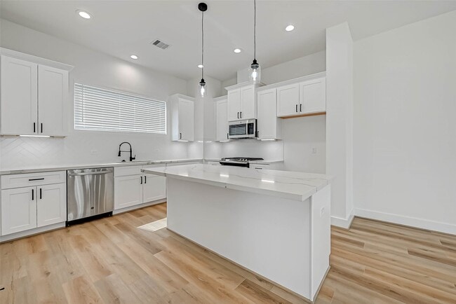 Building Photo - 3038 Live Oak St