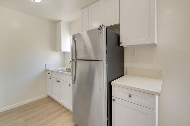 Building Photo - Spacious 1 Bedroom Apartments with Parking - Noho Arts District