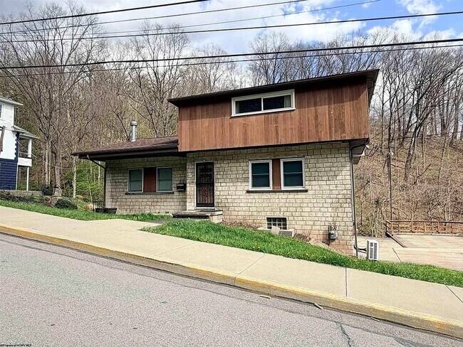Building Photo - Large 4 Bedroom Home Near WVU, Hospitals & Downtown Morgantown