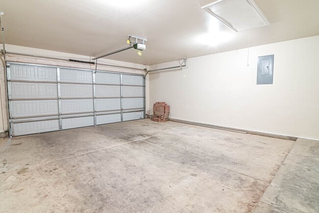 Building Photo - 719 Bronco Ct