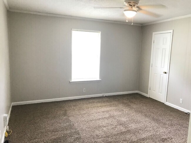 Building Photo - 2563 Carriage Dr