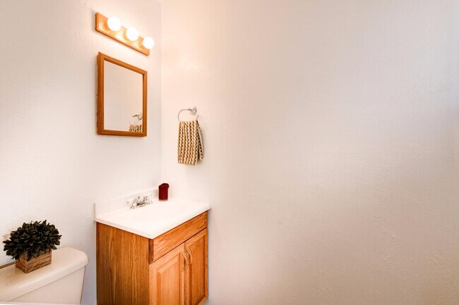 Building Photo - UPTOWN 3 Bedroom  2 bath  with Garage