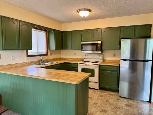 Building Photo - 606 Vilas St