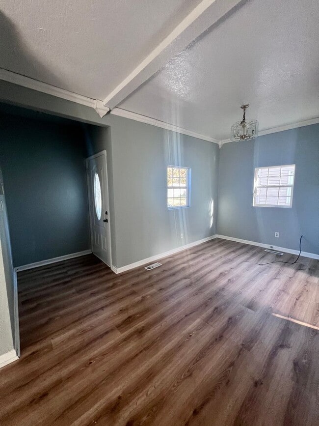 Building Photo - CHESAPEAKE - CUTE RENOVATED 3 BEDROOM COTTAGE